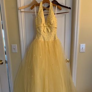Beautiful yellow ballgown. Perfect for Prom!